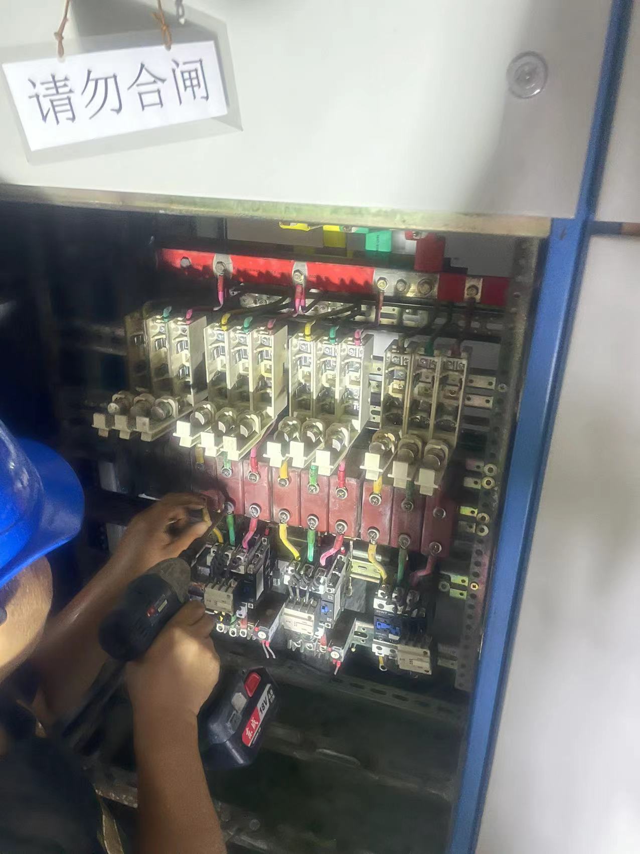 廣州斯博瑞酒店有限公司從化分公司珠實(shí)城市都喜泰麗溫泉度假酒店電容柜元器件更換